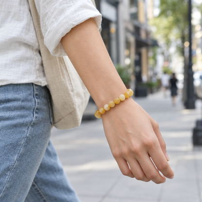Bransoletka z zodtego kamienia na nadgarstku, lifestyle ulica