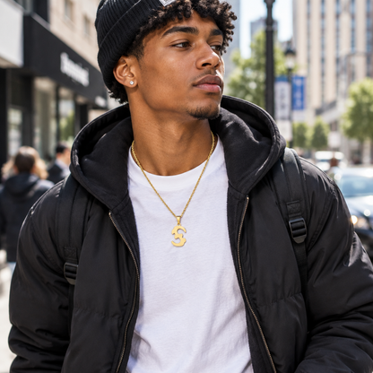 Lifestyle – ulica, osoba w złotym naszyjniku z literą S